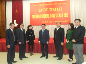 Đồng chí Bùi Văn Tỉnh, UVTƯ Đảng, Chủ tịch UBND tỉnh và cán bộ viên chức Sở KH&ĐT trao đổi về một số nhiệm vụ trọng tâm triển khai trong năm 2012